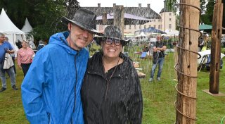 Urlaubsflair trotz Schauerwetters begeistert beim Gartenfest Corvey in Höxter