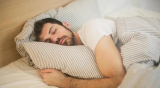 Guter Schlaf in heißen Sommernächten: Die besten Tipps vom Höxteraner Chefarzt