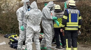Chlor-Alarm in Bielefelder Hallenbad: Feuerwehr mit Spezialkräften vor Ort
