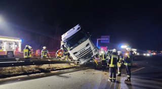 Lkw-Unfall auf A2 - Vollsperrung zwischen Bad Oeynhausen und Vlotho aufgehoben