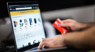 China-Ware statt teurem Kaschmir: Frau aus dem Kreis Gütersloh fällt auf Fake-Shop herein