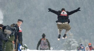 Skispaß wie vor 100 Jahren - Nostalgie-Rennen im Sauerland