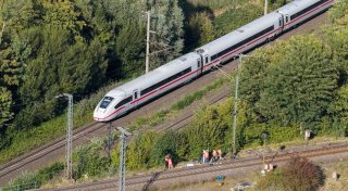 Polizei geht von Brandstiftung an wichtiger Bahnstrecke aus
