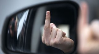 Falsch zur Tankstelle gefahren? Aggressiver Mann tritt Bielefelder (72) um