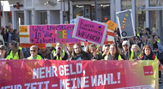 Streik in Gütersloher Innenstadt: Menschen aus OWL fordern mehr Geld für Frauenberufe