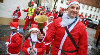Bielefeld in Rot: Rotary-Weihnachtsmänner sammeln Spenden für den guten Zweck