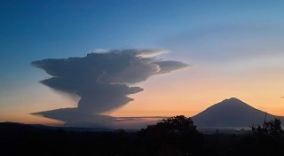 Indonesischer Vulkan spuckt zehn Kilometer hohe Aschesäule