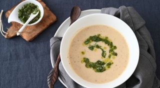 Suppe von ofengeröstetem Blumenkohl mit Salsa Verde