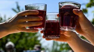 Kindersekt im Check: Viel Zucker und fragwürdige Botschaften