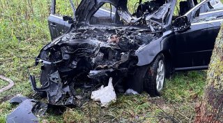 Auto nach Unfall in Stemwede in Brand