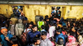 Medien: Tote bei Massenpanik auf Bahnhof in Neu-Delhi