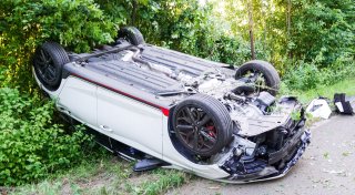 Glück im Unglück für Bielefelder nach Überschlag im Auto auf abschüssiger Fahrbahn