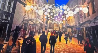 Kugeln über der Altstadt: Jetzt kommt die neue Bielefelder Winterbeleuchtung