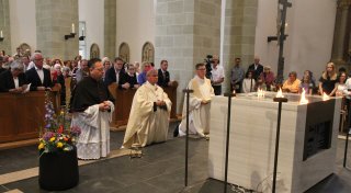 Paderborner Erzbischof setzt neuen Salzkottener Altar in Flammen