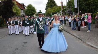 Attelns Königin begeistert in himmlischer Robe