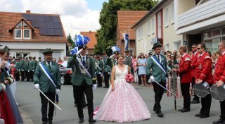 Ein farbenfroher Festzug ist der Höhepunkt beim Schützenfest in Bühne