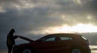 Warum die Autobatterie im Winter schlapp macht - was tun?