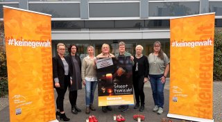 Mahnwache in Paderborn: Rote Schuhe zum Gedenken an getötete Frauen