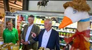 Agrarminister Rainer serviert Gästen wieder Fleisch