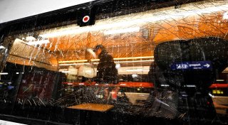 Fahrender ICE mit Steinen beworfen - Scheibe gesplittert