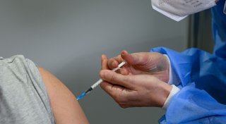 Zweimal Piks im gleichen Arm: Bessere Wirkung bei Impfungen