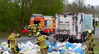 Defekter Staubsaugerakku setzt Kunststoffabfälle in Paderborner Müllwagen in Brand