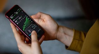Männer investieren eher als Frauen in Aktien