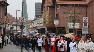 Tausend Gläubige folgen der Karfreitagsprozession in Delbrück