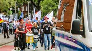 Querdenker wettern gegen Justiz und Co.: Demo in Herford viel kleiner als angekündigt
