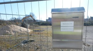 Kurioser Briefkasten an Baugrundstück in Bad Oeynhausen