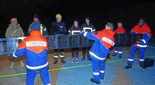 Rund 400 Nachwuchslöscher wandern nachts durch das Altenautal bei Lichtenau