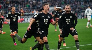 Bayern treffen spät zum Sieg nach großem Gladbacher Kampf