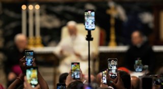 Bizeps, Tattoo und Soutane: Moderne Gesichter der Kirche