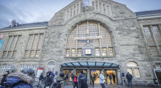 Frau (19) im Zug nach Bielefeld sexuell belästigt - Polizei fasst Verdächtigen