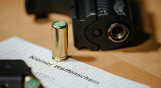 Bei Durchsuchung: Herforder empfängt Polizisten mit Waffe am Hosenbund