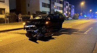 Unfall in Bielefeld: Fahrer lässt lebensgefährlich verletzte Beifahrerin zurück