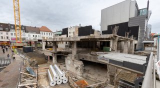 Kran steht schon: Warum wird am Ex-Kaufhof in Paderborn noch nicht gebaut?