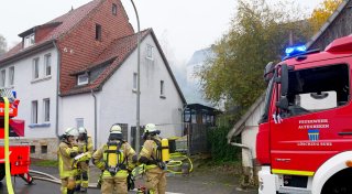 Großer Holzanbau steht in Altenbeken lichterloh in Flammen