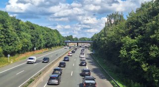 Unfall auf der A30 zwischen Bünde und Hiddenhausen: Anhänger kollidiert mit Leitplanke