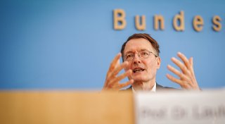 Pflegeversicherung vor der Pleite: Bundesregierung plant Notoperation