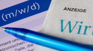 Diskriminierung bei Bewerbung im Kreis Gütersloh: Trans-Person erzielt Teilerfolg