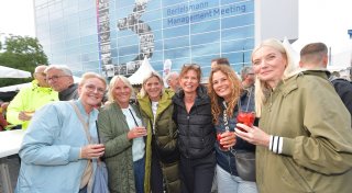 Gütersloher Weinmarkt und Kirmes locken Tausende Besucher an - trotz Regen und Wind