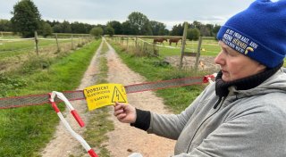 Bauzaun wieder da: Gütersloher Hofeigentümerin verärgert über pöbelnde Spaziergänger