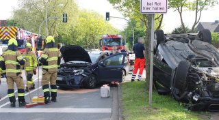Sekundenschlaf? BMW-Fahrer umfährt Verkehrsinsel in Bad Oeynhausen und kracht in Linksabbiegerin