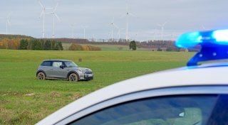 „Wie im Kiesbett“: Mini-Fahrerin landet bei Fürstenberg mitten auf dem nassen Acker