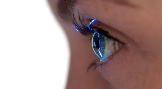 Ins Auge gegangen: Wann spülen hilft - und wann der Arzt