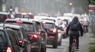Pendler-Stress im Arbeitsalltag: Löhne verliert Arbeitnehmer an das Umland