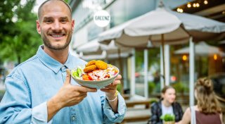 Neustart neben Bielefelder Landgericht: Gesunder schneller Imbiss mit Bowls und Wraps