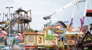 Volksfest in NRW: Teil von Kirmes-Gondel fällt auf Besucher und verletzt ihn