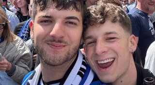 Schwules Paar wird wegen Arminia-Shirt angefeindet - und macht den Vorfall öffentlich